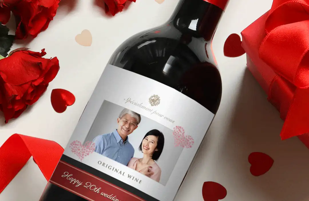 snapliquorはお気に入りの写真やスタンプ、メッセージなどを取り込んだ“世界にひとつだけのオリジナルお酒をお届けするサービスです。