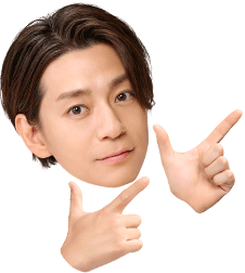 注目の指サインをする三浦翔平さんの画像